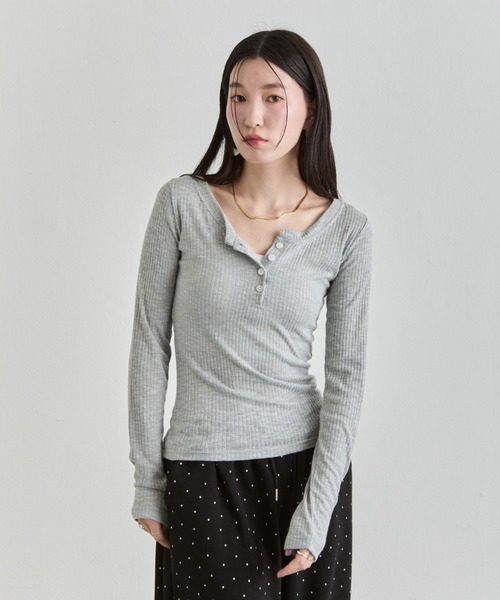 NUJOH(ヌゾ)の「Henley Rib Top / ヘンリーネックリブトップ(Tシャツ/カットソー・レディース・グレー/ライトベージュ/ブラック/ホワイト・FREE)」の13枚目の写真