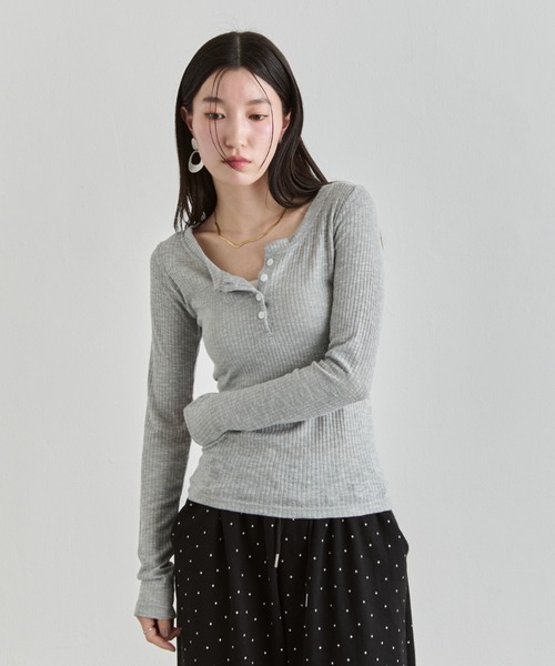 NUJOH(ヌゾ)の「Henley Rib Top / ヘンリーネックリブトップ(Tシャツ/カットソー・レディース・グレー/ライトベージュ/ブラック/ホワイト・FREE)」の14枚目の写真