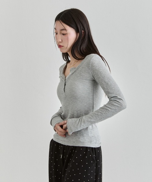 NUJOH(ヌゾ)の「Henley Rib Top / ヘンリーネックリブトップ(Tシャツ/カットソー・レディース・グレー/ライトベージュ/ブラック/ホワイト・FREE)」の15枚目の写真