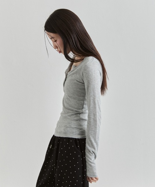 NUJOH(ヌゾ)の「Henley Rib Top / ヘンリーネックリブトップ(Tシャツ/カットソー・レディース・グレー/ライトベージュ/ブラック/ホワイト・FREE)」の16枚目の写真