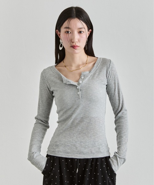 NUJOH(ヌゾ)の「Henley Rib Top / ヘンリーネックリブトップ(Tシャツ/カットソー・レディース・グレー/ライトベージュ/ブラック/ホワイト・FREE)」の5枚目の写真