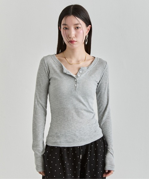 NUJOH(ヌゾ)の「Henley Rib Top / ヘンリーネックリブトップ(Tシャツ/カットソー・レディース・グレー/ライトベージュ/ブラック/ホワイト・FREE)」の6枚目の写真