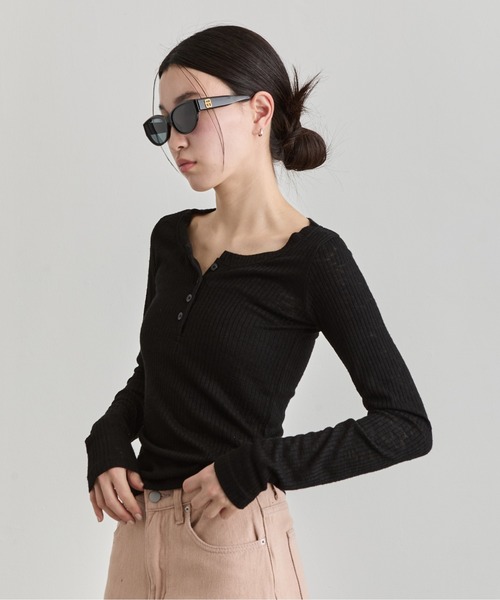 NUJOH(ヌゾ)の「Henley Rib Top / ヘンリーネックリブトップ(Tシャツ/カットソー・レディース・グレー/ライトベージュ/ブラック/ホワイト・FREE)」の19枚目の写真