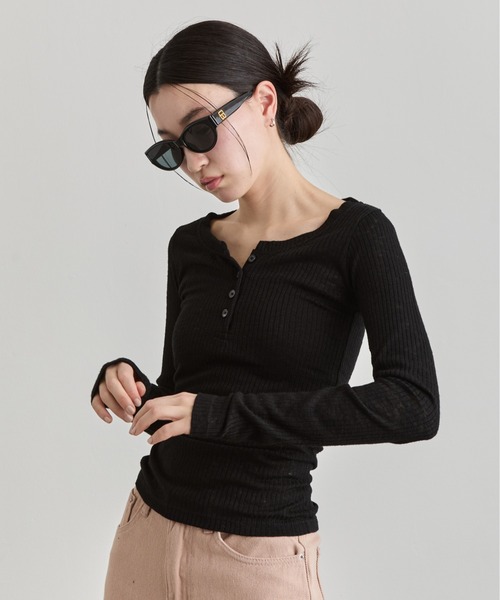 NUJOH(ヌゾ)の「Henley Rib Top / ヘンリーネックリブトップ(Tシャツ/カットソー・レディース・グレー/ライトベージュ/ブラック/ホワイト・FREE)」の18枚目の写真