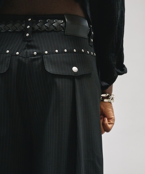 ANDER HUNK（アンダーハンク）の「Studs Design Cross Tuck Slacks / スタッズデザインクロスタックスラックス（スラックス・メンズ・ブラック/ブラック×グレー・LARGE/MEDIUM/SMALL）」の6枚目の写真