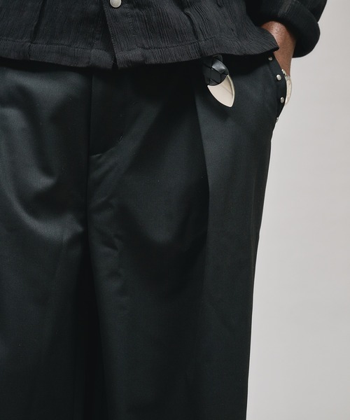 ANDER HUNK（アンダーハンク）の「Studs Design Cross Tuck Slacks / スタッズデザインクロスタックスラックス（スラックス・メンズ・ブラック/ブラック×グレー・LARGE/MEDIUM/SMALL）」の8枚目の写真