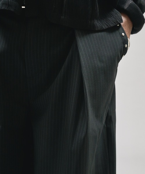ANDER HUNK（アンダーハンク）の「Studs Design Cross Tuck Slacks / スタッズデザインクロスタックスラックス（スラックス・メンズ・ブラック/ブラック×グレー・LARGE/MEDIUM/SMALL）」の9枚目の写真