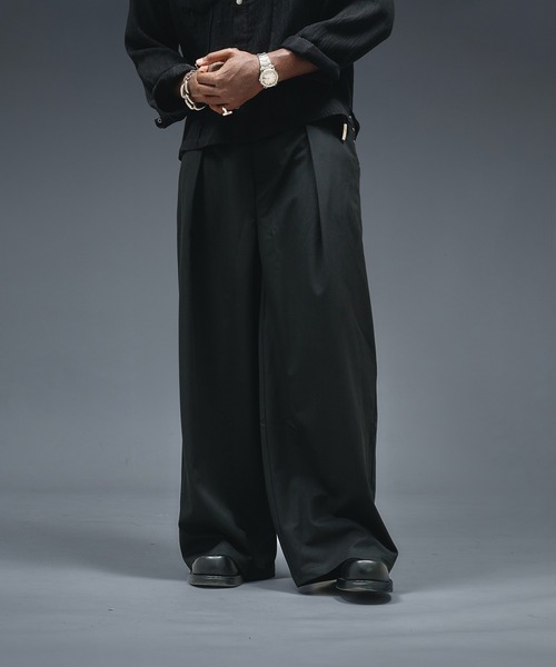 ANDER HUNK（アンダーハンク）の「Studs Design Cross Tuck Slacks / スタッズデザインクロスタックスラックス（スラックス・メンズ・ブラック/ブラック×グレー・LARGE/MEDIUM/SMALL）」の5枚目の写真