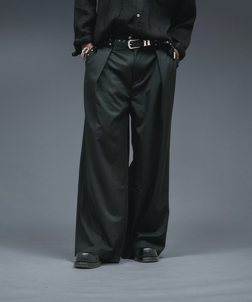 ANDER HUNK（アンダーハンク）の「Studs Design Cross Tuck Slacks / スタッズデザインクロスタックスラックス（スラックス・メンズ・ブラック/ブラック×グレー・LARGE/MEDIUM/SMALL）」の4枚目の写真