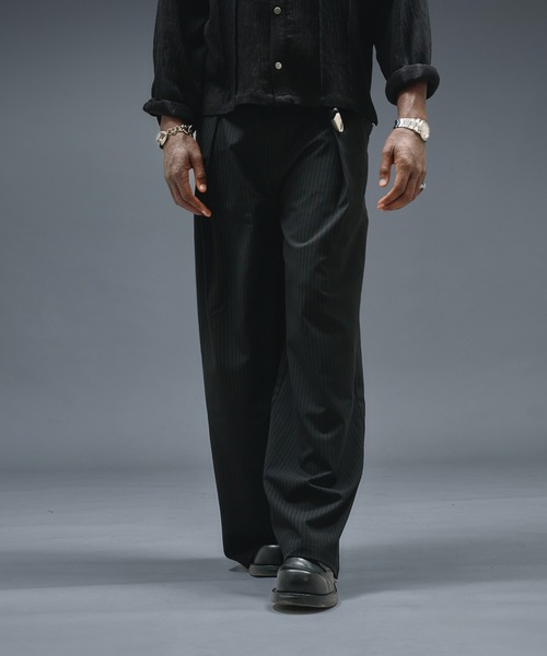 ANDER HUNK（アンダーハンク）の「Studs Design Cross Tuck Slacks / スタッズデザインクロスタックスラックス（スラックス・メンズ・ブラック/ブラック×グレー・LARGE/MEDIUM/SMALL）」の11枚目の写真