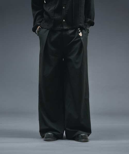 ANDER HUNK（アンダーハンク）の「Studs Design Cross Tuck Slacks / スタッズデザインクロスタックスラックス（スラックス・メンズ・ブラック/ブラック×グレー・LARGE/MEDIUM/SMALL）」の12枚目の写真