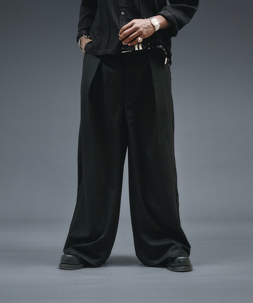 ANDER HUNK（アンダーハンク）の「Studs Design Cross Tuck Slacks / スタッズデザインクロスタックスラックス（スラックス・メンズ・ブラック/ブラック×グレー・LARGE/MEDIUM/SMALL）」の14枚目の写真