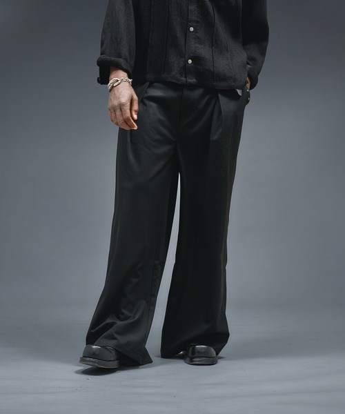 ANDER HUNK（アンダーハンク）の「Studs Design Cross Tuck Slacks / スタッズデザインクロスタックスラックス（スラックス・メンズ・ブラック/ブラック×グレー・LARGE/MEDIUM/SMALL）」の21枚目の写真