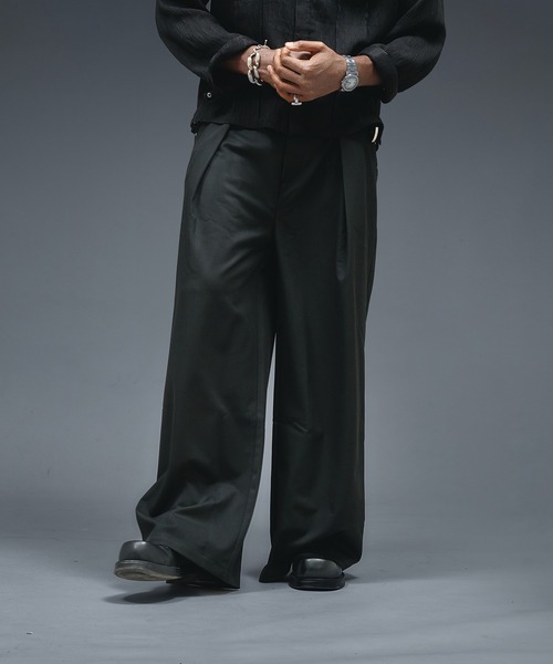 ANDER HUNK（アンダーハンク）の「Studs Design Cross Tuck Slacks / スタッズデザインクロスタックスラックス（スラックス・メンズ・ブラック/ブラック×グレー・LARGE/MEDIUM/SMALL）」の22枚目の写真