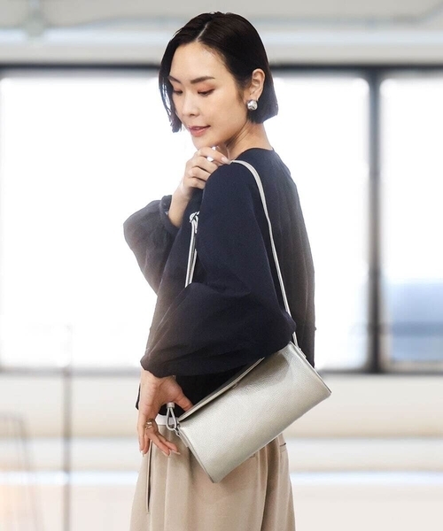 MK MICHEL KLEIN（エムケーミッシェルクラン）の「[300g以下の軽量]カウレザーシリンダーバッグ（ショルダーバッグ・レディース・アイボリー/ブラック/ピンク/シルバー・00）」の4枚目の写真