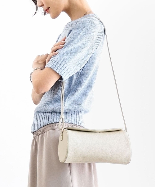 MK MICHEL KLEIN（エムケーミッシェルクラン）の「[300g以下の軽量]カウレザーシリンダーバッグ（ショルダーバッグ・レディース・アイボリー/ブラック/ピンク/シルバー・00）」の2枚目の写真