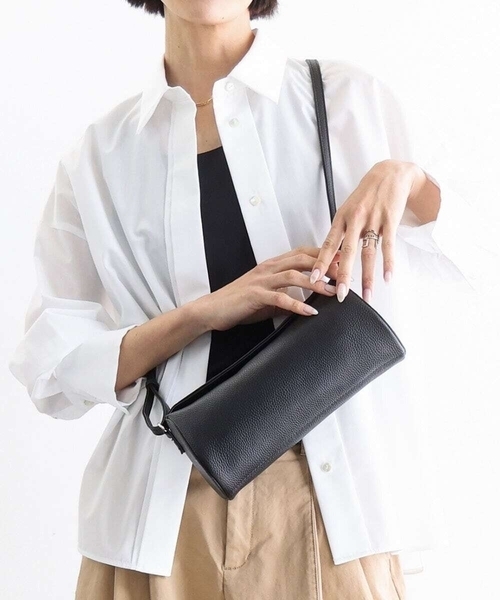 MK MICHEL KLEIN（エムケーミッシェルクラン）の「[300g以下の軽量]カウレザーシリンダーバッグ（ショルダーバッグ・レディース・アイボリー/ブラック/ピンク/シルバー・00）」の3枚目の写真
