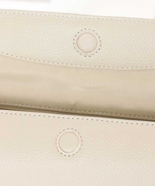 MK MICHEL KLEIN（エムケーミッシェルクラン）の「[300g以下の軽量]カウレザーシリンダーバッグ（ショルダーバッグ・レディース・アイボリー/ブラック/ピンク/シルバー・00）」の14枚目の写真