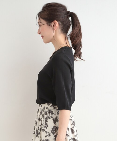 SHOO・LA・RUE(シューラルー)の「【毎日洗える/S-LL】上半身がすっきり見える 多機能5分袖ニット(ニット/セーター・レディース・ブルー系その他/チャコール/レッド系9/ダークブラウン/ナチュラル/ホワイト系5/ブラック/スモーキーグリーン系/ネイビー系5・01/02/03/04)」の12枚目の写真