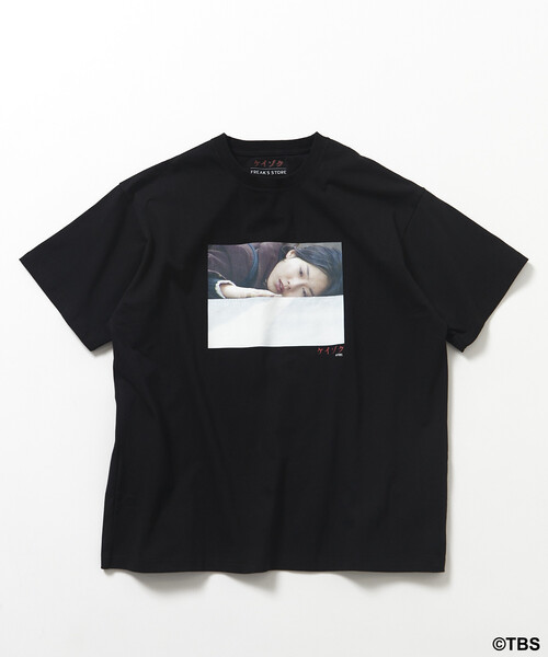 FREAK'S STORE（フリークスストア）の「TBSドラマ『ケイゾク』コラボ「SHIBATA」フロントプリント ショートスリーブ クルーネックTシャツ B（Tシャツ/カットソー・メンズ・ブラック/ホワイト・X-LARGE/LARGE/MEDIUM）」の3枚目の写真