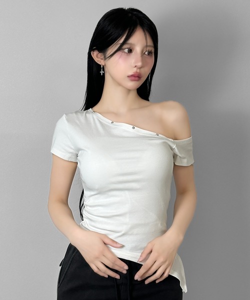 FOLLOWIN(フォロウィン)の「3color/アシメネックスタッズトップス(Tシャツ/カットソー・レディース・ホワイト/ブラック/グレー・FREE)」の5枚目の写真
