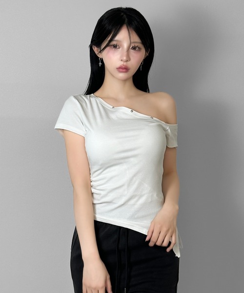 FOLLOWIN(フォロウィン)の「3color/アシメネックスタッズトップス(Tシャツ/カットソー・レディース・ホワイト/ブラック/グレー・FREE)」の6枚目の写真