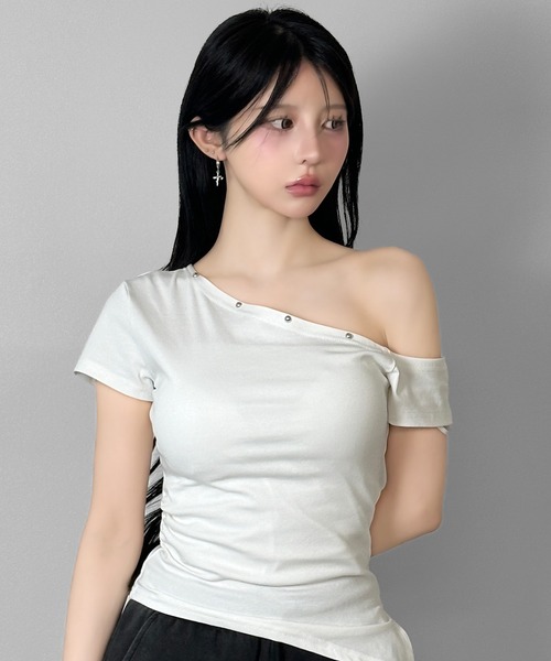 FOLLOWIN(フォロウィン)の「3color/アシメネックスタッズトップス(Tシャツ/カットソー・レディース・ホワイト/ブラック/グレー・FREE)」の4枚目の写真