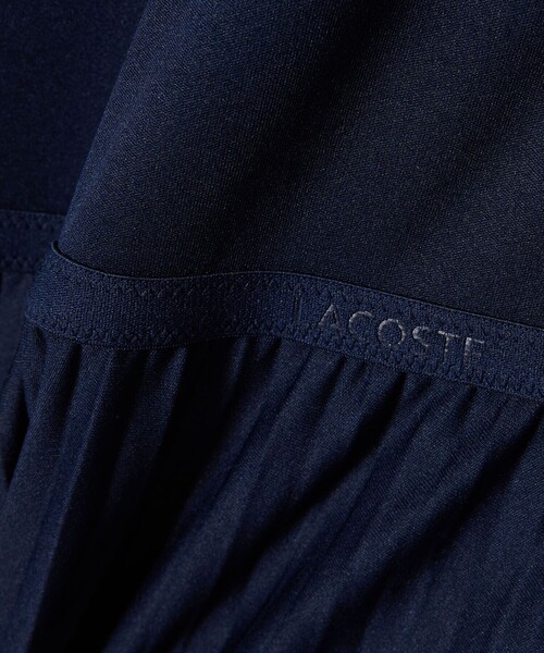 LACOSTE(ラコステ)の「スリーブレスプリーツロングドレス(ワンピース・レディース・オフホワイト/ネイビー・38/40/36)」の10枚目の写真