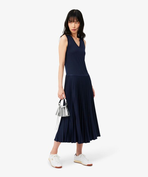 LACOSTE(ラコステ)の「スリーブレスプリーツロングドレス(ワンピース・レディース・オフホワイト/ネイビー・38/40/36)」の11枚目の写真