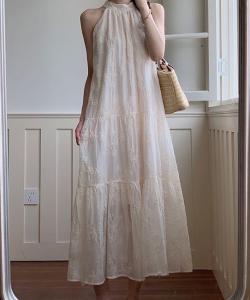 Teem Store(チームストア)の「花柄刺繍ホルターネックロングワンピース(ワンピース・レディース・アイボリー・S/M)」の4枚目の写真