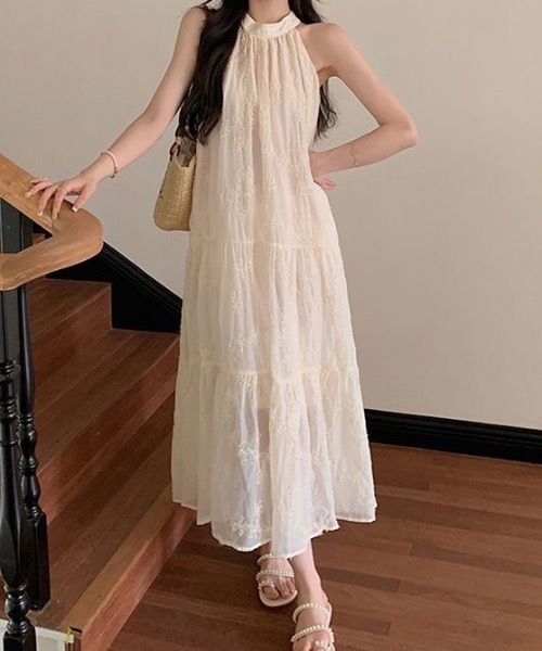 Teem Store(チームストア)の「花柄刺繍ホルターネックロングワンピース(ワンピース・レディース・アイボリー・S/M)」の2枚目の写真