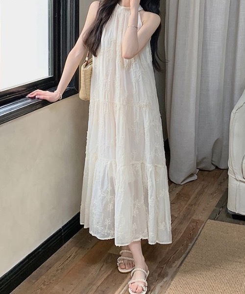 Teem Store(チームストア)の「花柄刺繍ホルターネックロングワンピース(ワンピース・レディース・アイボリー・S/M)」の3枚目の写真