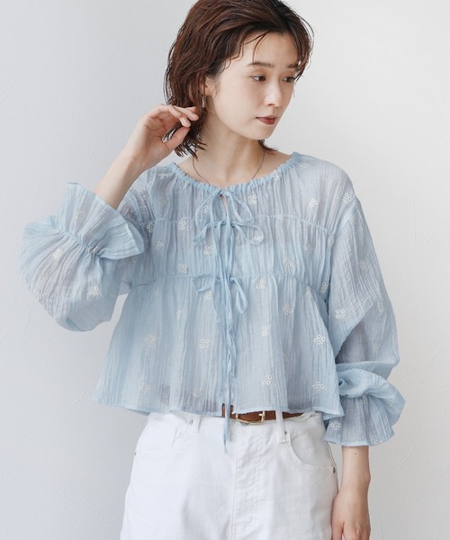 Yeoun(ヨウン)の「花柄刺繍シャーリングリボンシアーブラウス(シャツ/ブラウス・レディース・サックスブルー系/オフホワイト・FREE)」の2枚目の写真