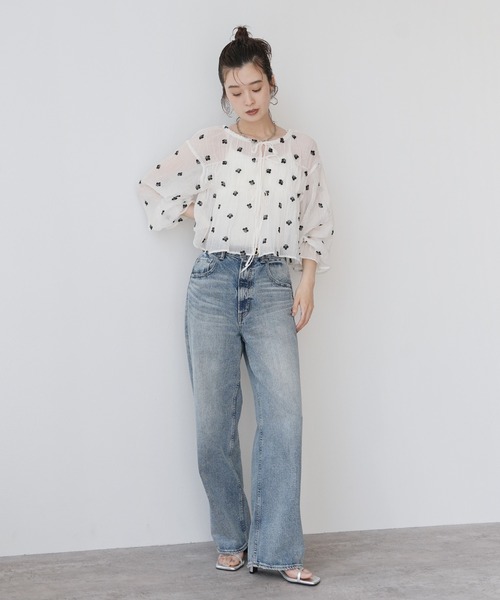 Yeoun(ヨウン)の「花柄刺繍シャーリングリボンシアーブラウス(シャツ/ブラウス・レディース・サックスブルー系/オフホワイト・FREE)」の4枚目の写真