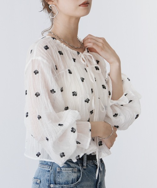 Yeoun(ヨウン)の「花柄刺繍シャーリングリボンシアーブラウス(シャツ/ブラウス・レディース・サックスブルー系/オフホワイト・FREE)」の5枚目の写真
