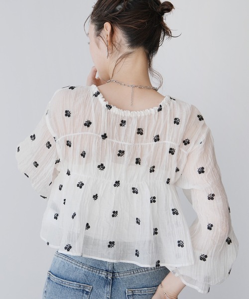 Yeoun(ヨウン)の「花柄刺繍シャーリングリボンシアーブラウス(シャツ/ブラウス・レディース・サックスブルー系/オフホワイト・FREE)」の6枚目の写真