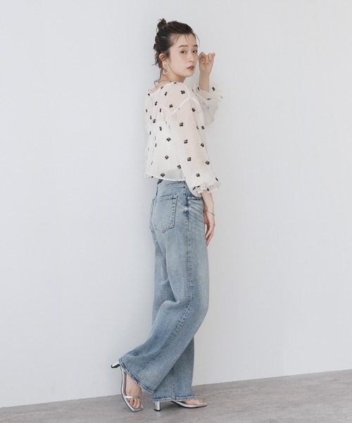 Yeoun(ヨウン)の「花柄刺繍シャーリングリボンシアーブラウス(シャツ/ブラウス・レディース・サックスブルー系/オフホワイト・FREE)」の7枚目の写真
