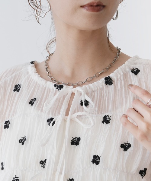 Yeoun(ヨウン)の「花柄刺繍シャーリングリボンシアーブラウス(シャツ/ブラウス・レディース・サックスブルー系/オフホワイト・FREE)」の8枚目の写真