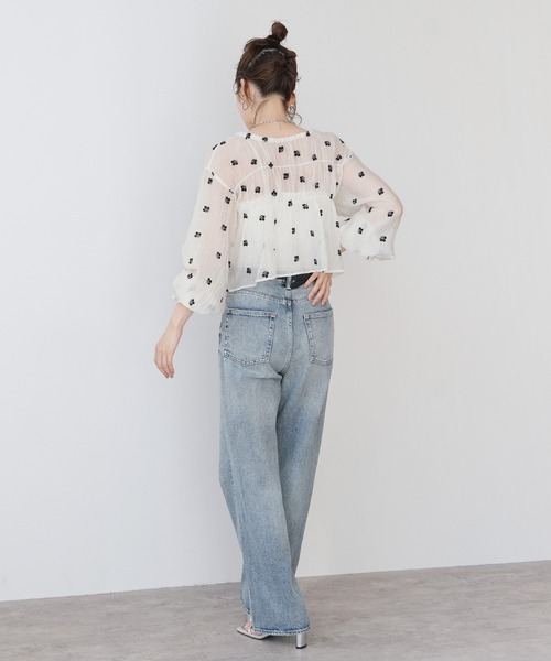 Yeoun(ヨウン)の「花柄刺繍シャーリングリボンシアーブラウス(シャツ/ブラウス・レディース・サックスブルー系/オフホワイト・FREE)」の9枚目の写真