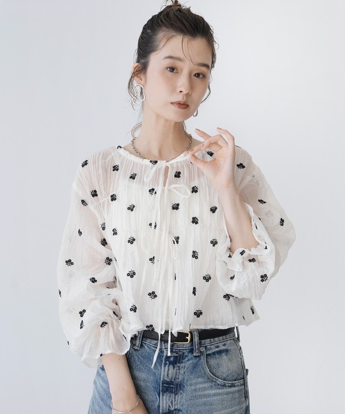 Yeoun(ヨウン)の「花柄刺繍シャーリングリボンシアーブラウス(シャツ/ブラウス・レディース・サックスブルー系/オフホワイト・FREE)」の10枚目の写真