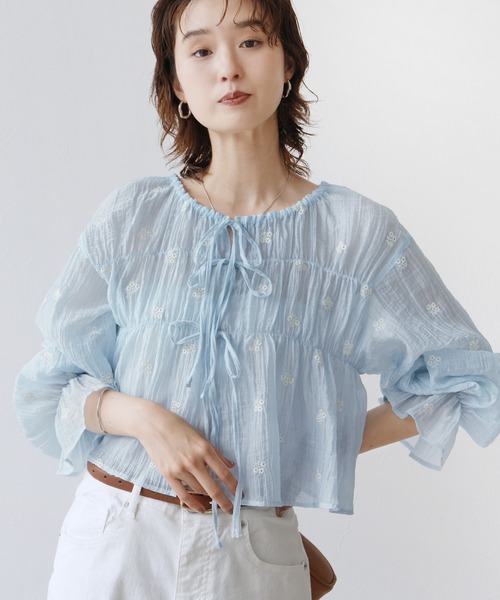 Yeoun(ヨウン)の「花柄刺繍シャーリングリボンシアーブラウス(シャツ/ブラウス・レディース・サックスブルー系/オフホワイト・FREE)」の12枚目の写真