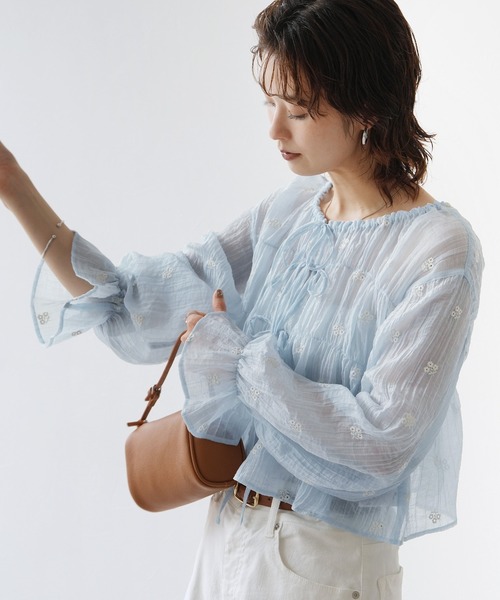 Yeoun(ヨウン)の「花柄刺繍シャーリングリボンシアーブラウス(シャツ/ブラウス・レディース・サックスブルー系/オフホワイト・FREE)」の13枚目の写真