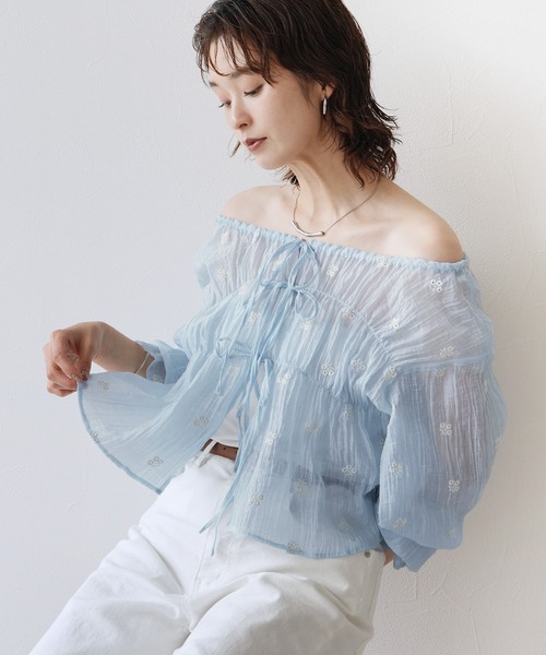 Yeoun(ヨウン)の「花柄刺繍シャーリングリボンシアーブラウス(シャツ/ブラウス・レディース・サックスブルー系/オフホワイト・FREE)」の19枚目の写真
