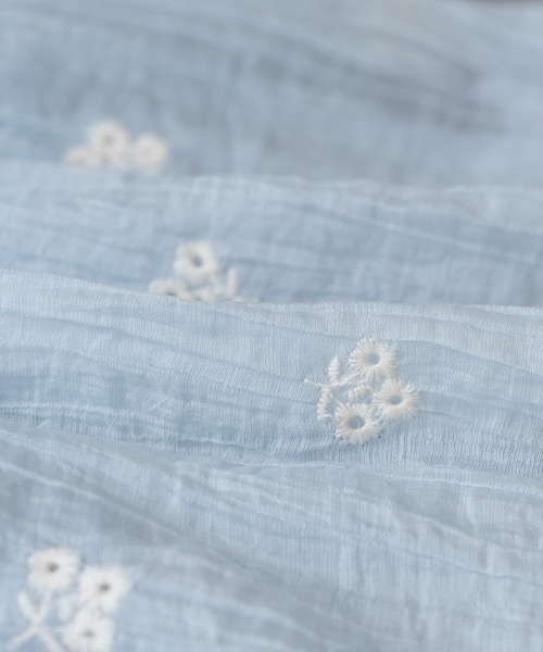 Yeoun(ヨウン)の「花柄刺繍シャーリングリボンシアーブラウス(シャツ/ブラウス・レディース・サックスブルー系/オフホワイト・FREE)」の21枚目の写真