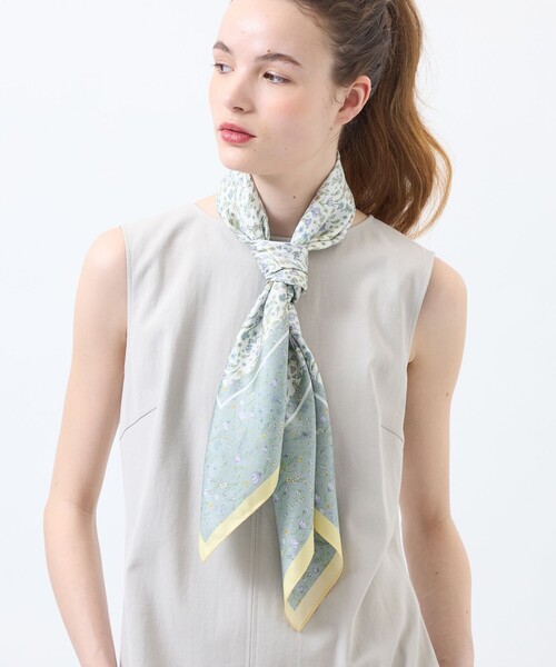MACKINTOSH PHILOSOPHY（ﾏｯｷﾝﾄｯｼｭ ﾌｨﾛｿﾌｨｰ）の「Snowblue Garden シルクプリントスカーフ（バンダナ/スカーフ・レディース・ブルー系その他3/ダークネイビー/ベージュ系その他・FREE）」の2枚目の写真