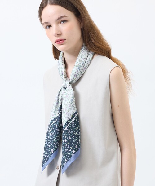 MACKINTOSH PHILOSOPHY（ﾏｯｷﾝﾄｯｼｭ ﾌｨﾛｿﾌｨｰ）の「Snowblue Garden シルクプリントスカーフ（バンダナ/スカーフ・レディース・ブルー系その他3/ダークネイビー/ベージュ系その他・FREE）」の3枚目の写真