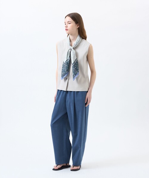 MACKINTOSH PHILOSOPHY（ﾏｯｷﾝﾄｯｼｭ ﾌｨﾛｿﾌｨｰ）の「Snowblue Garden シルクプリントスカーフ（バンダナ/スカーフ・レディース・ブルー系その他3/ダークネイビー/ベージュ系その他・FREE）」の4枚目の写真