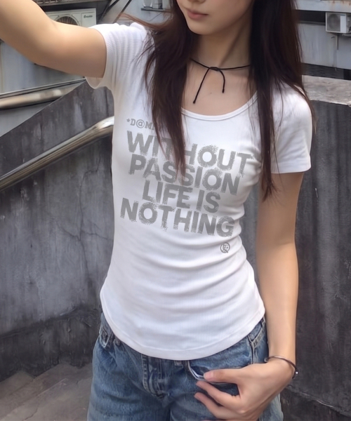 DAMISH(ダミシュ)の「スプレーレタリングUネックスリムTシャツ_ホワイト(Tシャツ/カットソー・レディース・ホワイト・OS)」の2枚目の写真
