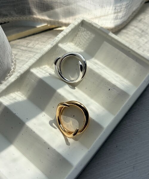 CAPRICIEUX LE'MAGE（カプリシューレマージュ）の「〈GOLDY/ゴールディ〉オーバーラップラインリング（リング・レディース・ゴールド/シルバー・FREE）」の5枚目の写真