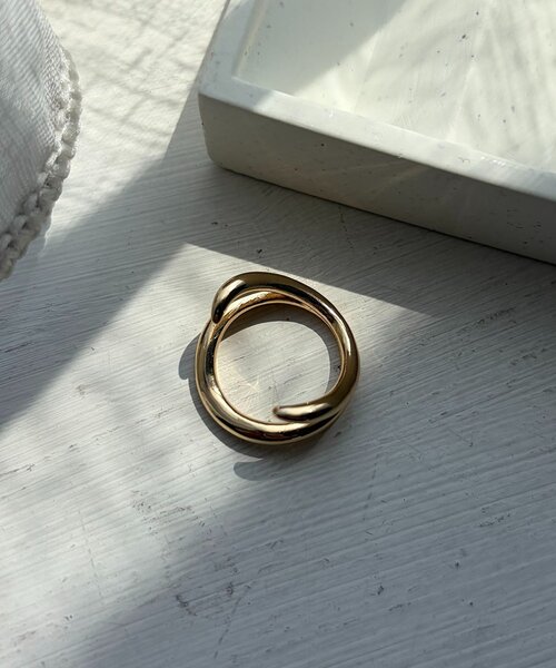 CAPRICIEUX LE'MAGE（カプリシューレマージュ）の「〈GOLDY/ゴールディ〉オーバーラップラインリング（リング・レディース・ゴールド/シルバー・FREE）」の6枚目の写真